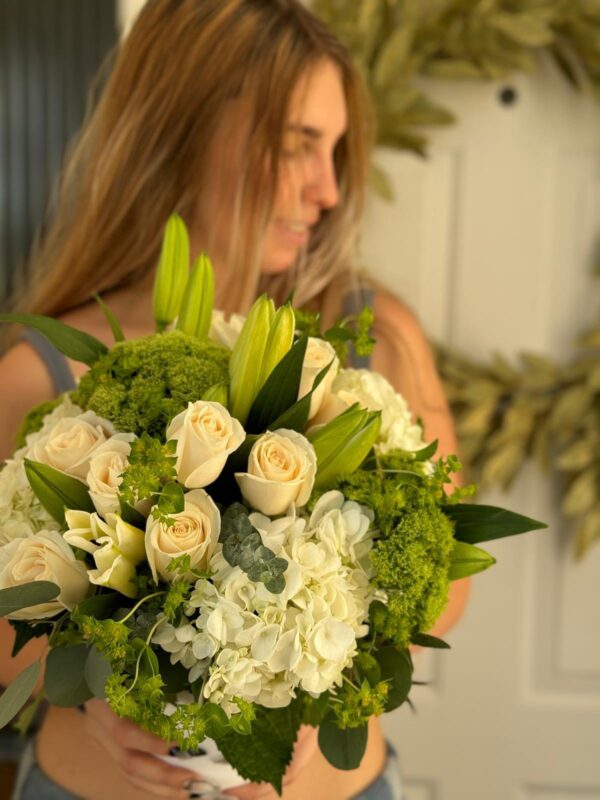 Virginia: white flower arrangement