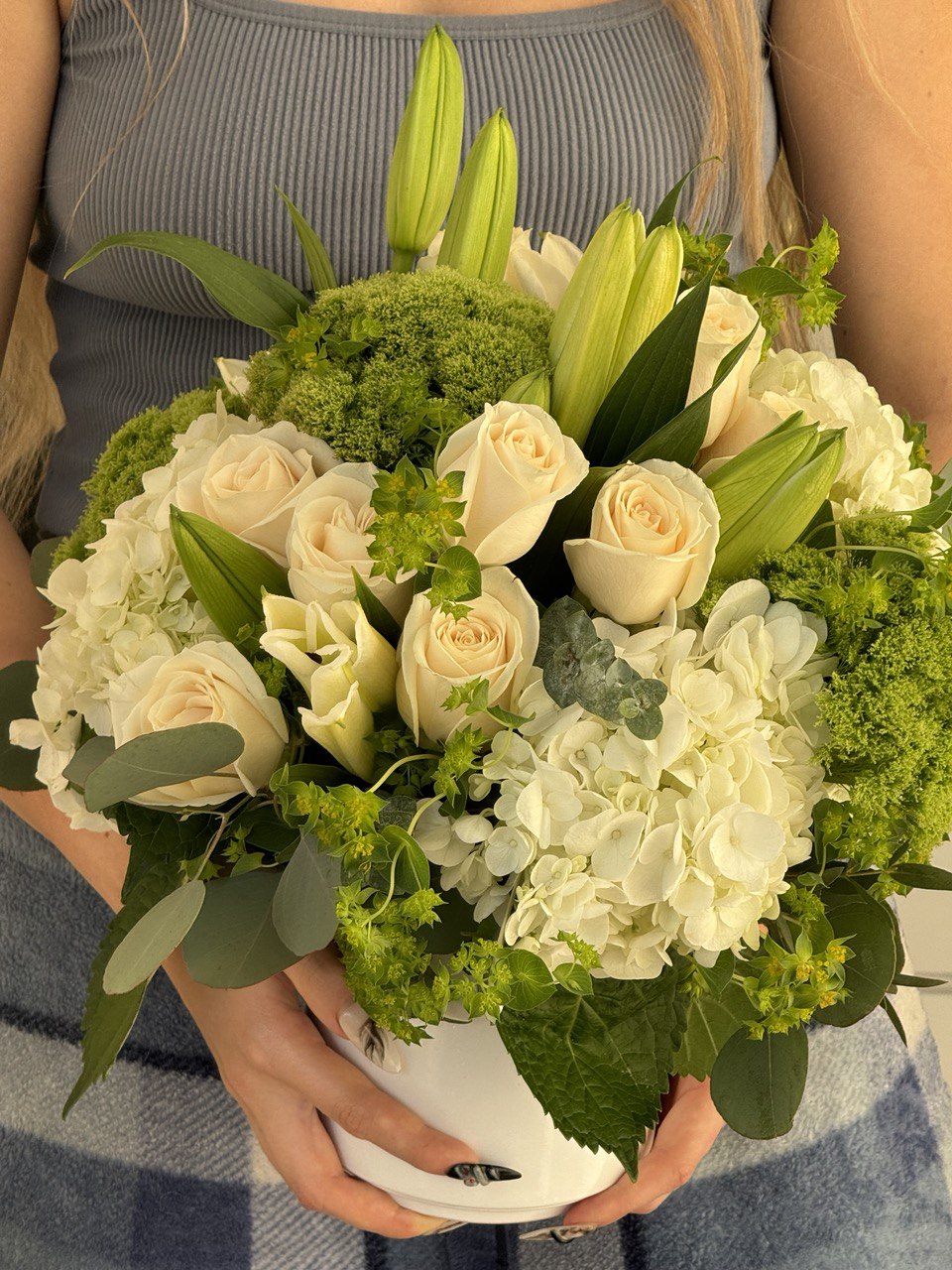 Virginia: white flower arrangement - Image 2