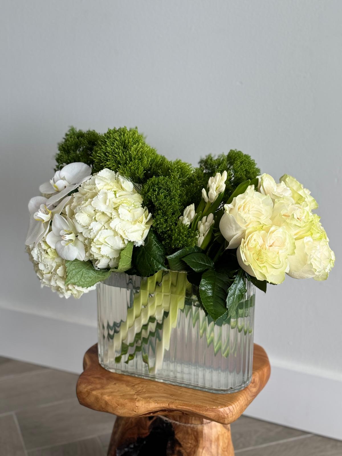 Lush Garden: floral arrangement - Image 2